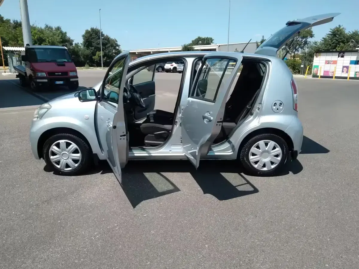 Usata Daihatsu Sirion TAKA 91 CV (66 kW) 2009 Grigio Utilitaria