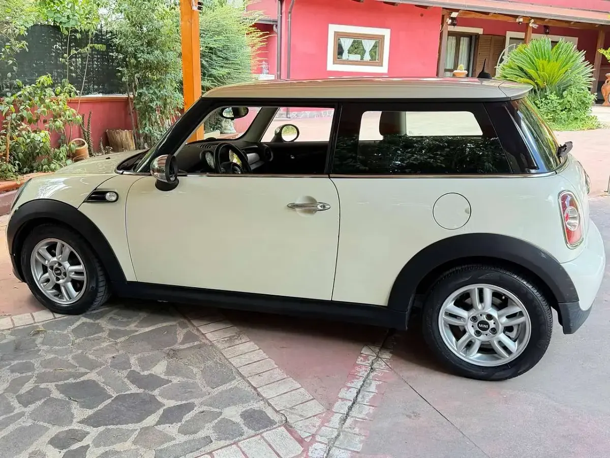 Usata Mini Cooper 75 CV (55 kW) 2011 Beige Utilitaria
