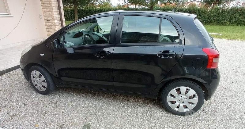 Usata Toyota Yaris 69 CV (50 kW) 2007 Nero Utilitaria