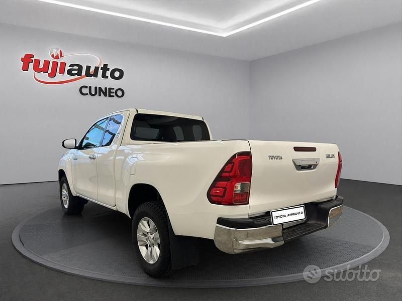 Usata Toyota HiLux Lounge 150 CV (110 kW) 2017 Bianco Pick-up