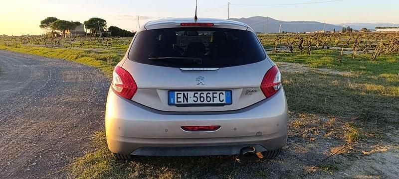 Usata Peugeot 208 Allure 114 CV (83 kW) 2012 Utilitaria