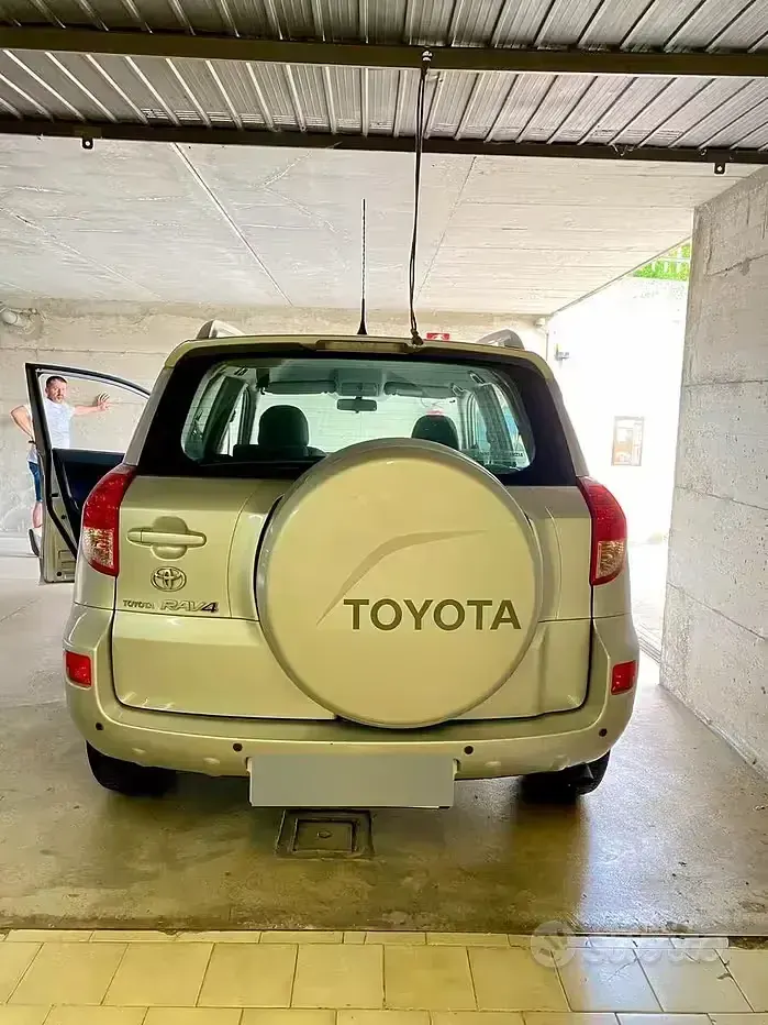 Usata Toyota RAV4 136 CV (100 kW) 2006 Grigio SUV