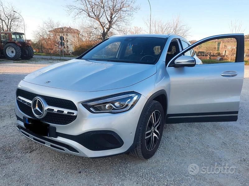 Grigio Usata 2021 Mercedes GLA180 SUV | 31.500 € (Buon prezzo) - Immagine 1/4