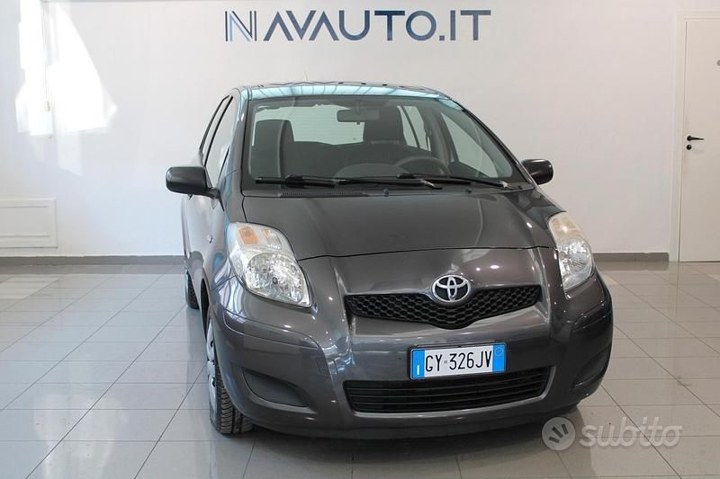 Grigio Usata 2010 Toyota Yaris Tre volumi | 5000 € (Buon prezzo) - Immagine 1/4