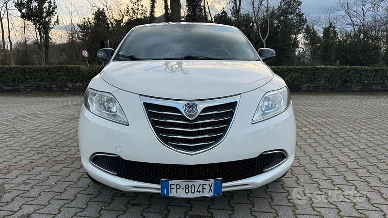 Usata Lancia Ypsilon Platinum 69 CV (50 kW) 2015 Bianco Utilitaria