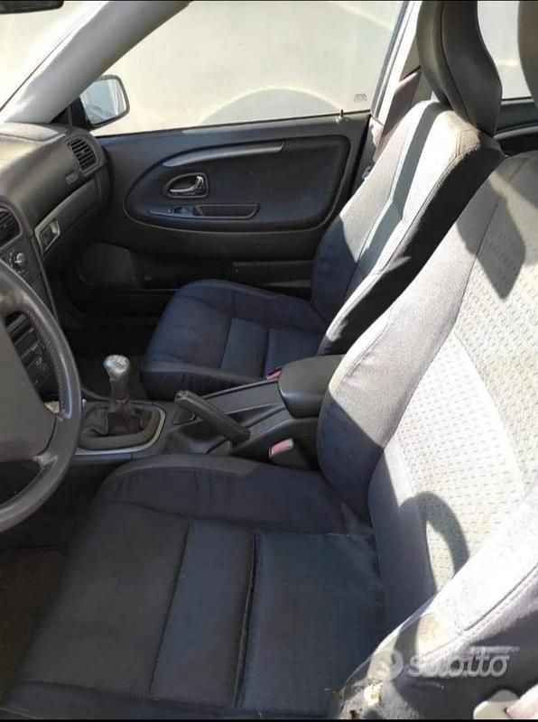 Usata Volvo V40 102 CV (75 kW) 2003 Blu Station wagon