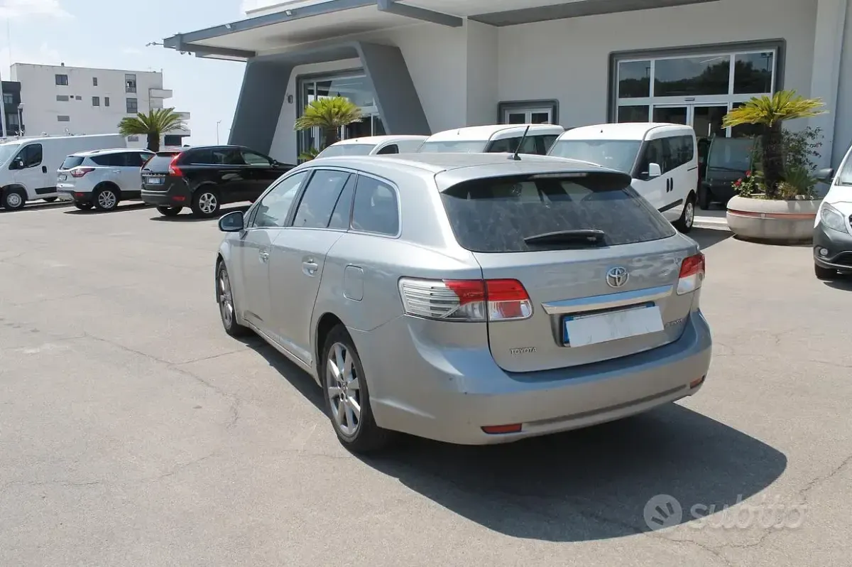 Usata Toyota Avensis Lounge 124 CV (91 kW) 2012 Grigio Station wagon