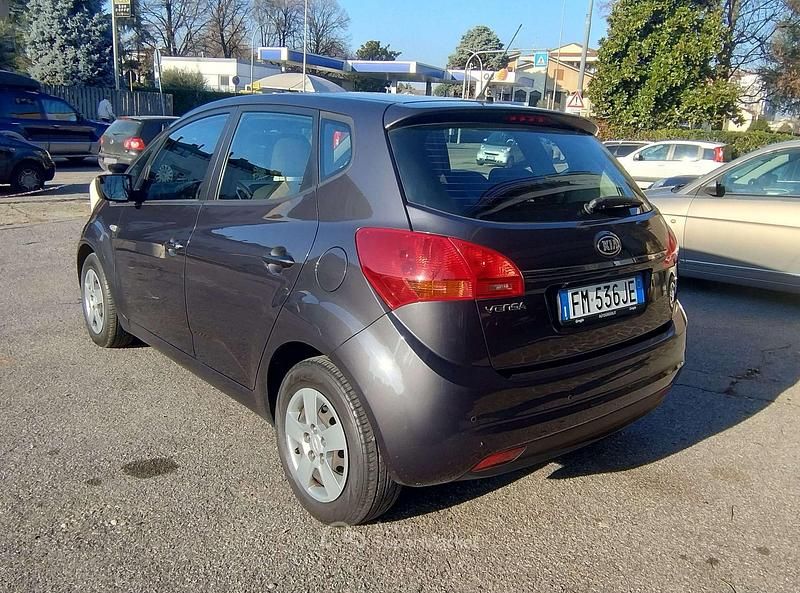 Usata Kia Venga Active 90 CV (66 kW) 2018 Gray Utilitaria
