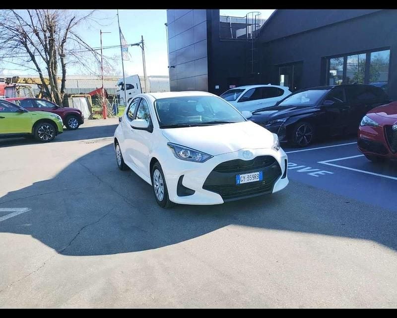 Usata Toyota Yaris Hybrid Active 92 CV (67 kW) 2025 Bianco Berlina