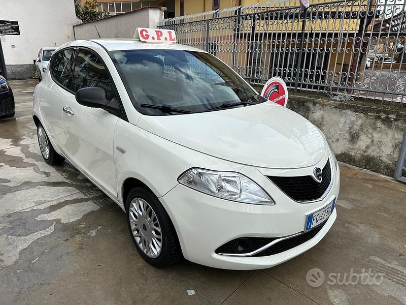 Usata Lancia Ypsilon Silver 69 CV (50 kW) 2016 Bianco Utilitaria