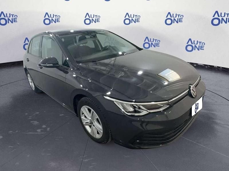 Usata VW Golf VIII Life 116 CV (85 kW) 2022 Grigio Utilitaria