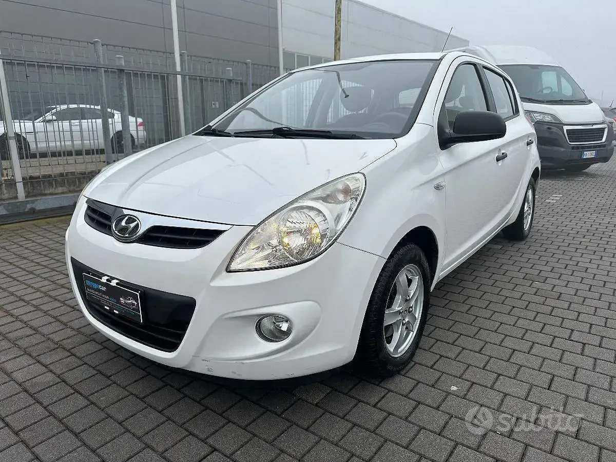 Usata Hyundai i20 Edition 83 CV (61 kW) 2012 Bianco Utilitaria