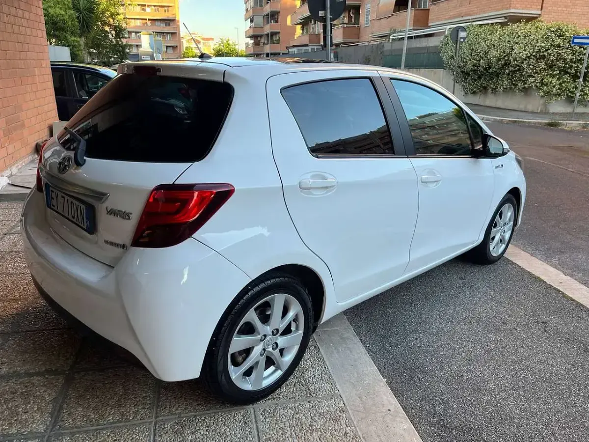 Usata Toyota Yaris Hybrid Style 75 CV (55 kW) 2015 Bianco Berlina