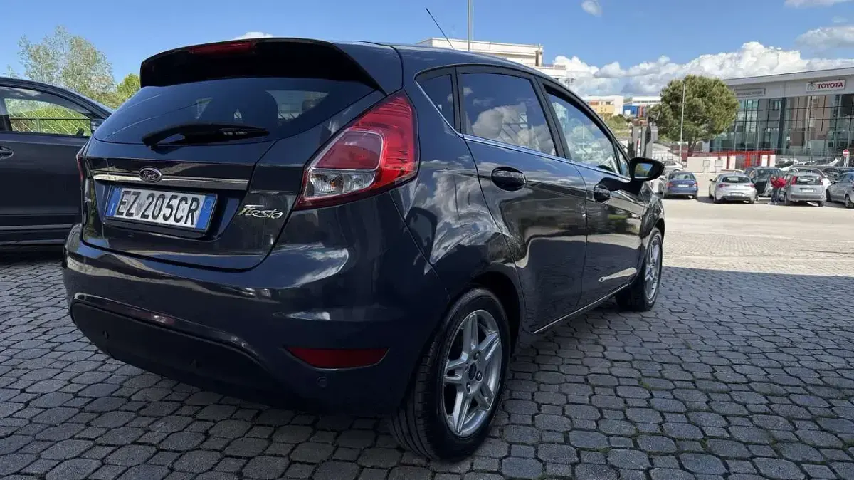 Usata Ford Fiesta Titanium 60 CV (44 kW) 2015 Grigio Utilitaria