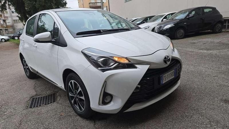 Usata Toyota Yaris Lounge 111 CV (81 kW) 2019 Bianco Berlina