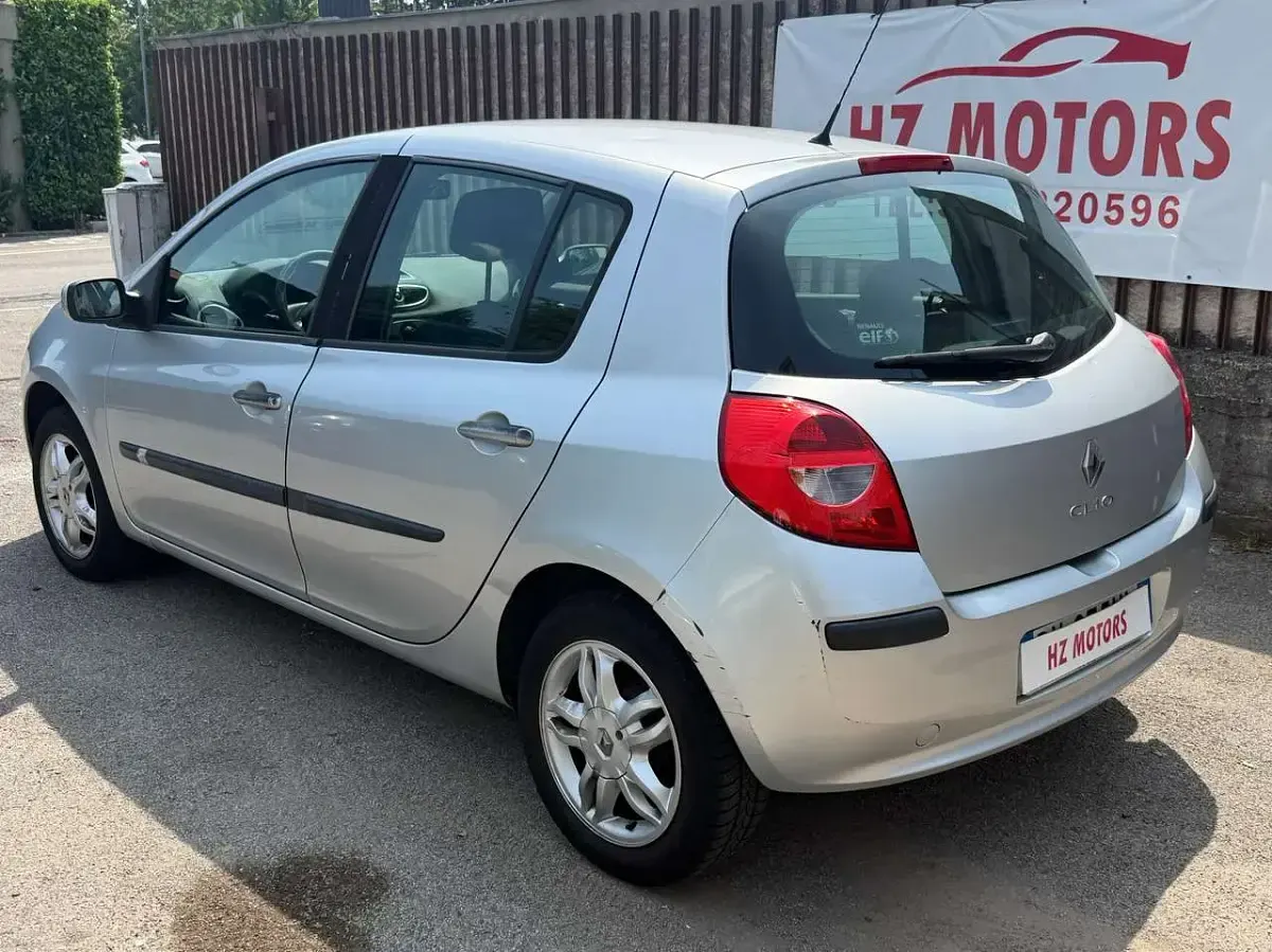 Usata Renault Clio III Dynamique 75 CV (55 kW) 2009 Argento Berlina