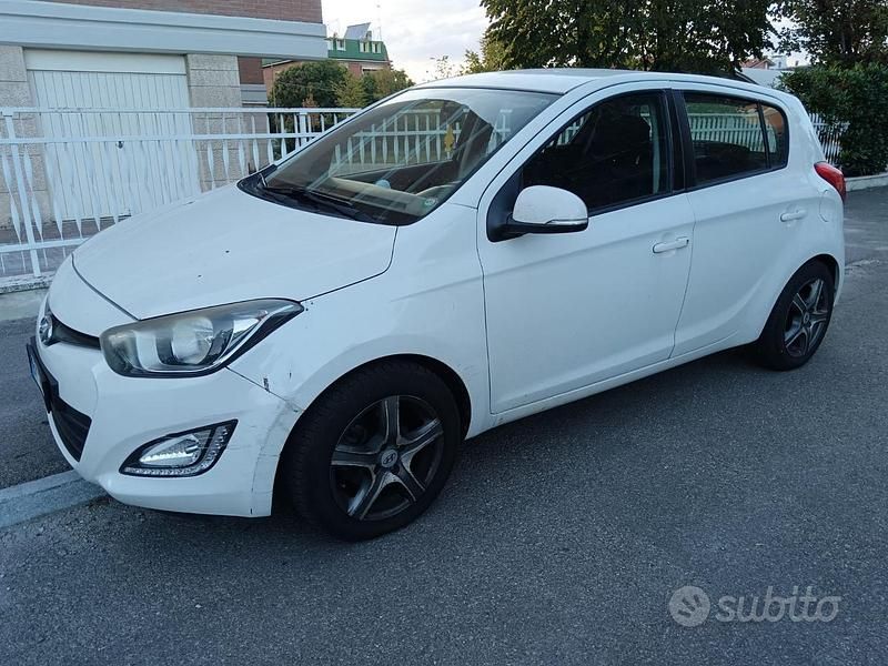 Bianco Usata 2013 Hyundai i20 Due volumi | 5100 € (Buon prezzo) - Immagine 1/4