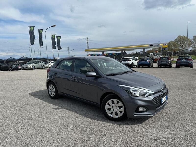 Usata Hyundai i20 100 CV (73 kW) 2019 Grigio Berlina