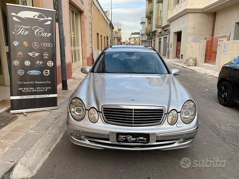 Usata Mercedes E220 Avantgarde 150 CV (110 kW) 2005 Grigio Berlina