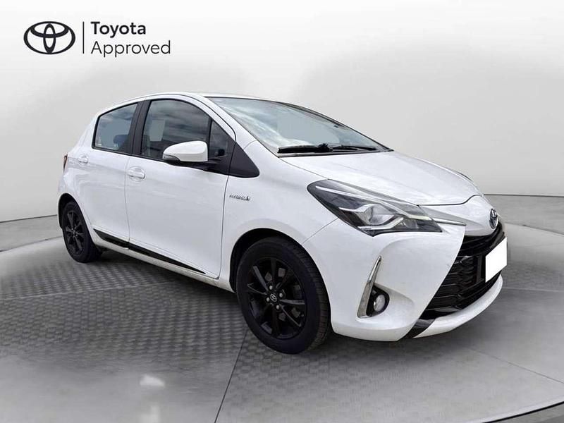 Usata Toyota Yaris Hybrid Lounge 101 CV (74 kW) 2019 Bianco Berlina