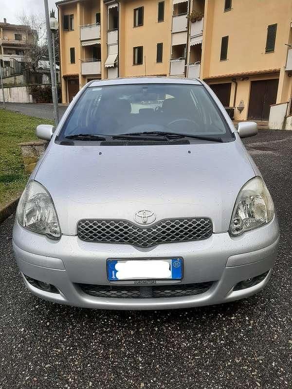 Usata Toyota Yaris 65 CV (47 kW) 2005 Argento Utilitaria