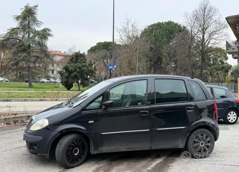 Usata Lancia Musa 95 CV (69 kW) 2004 Nero Monovolume