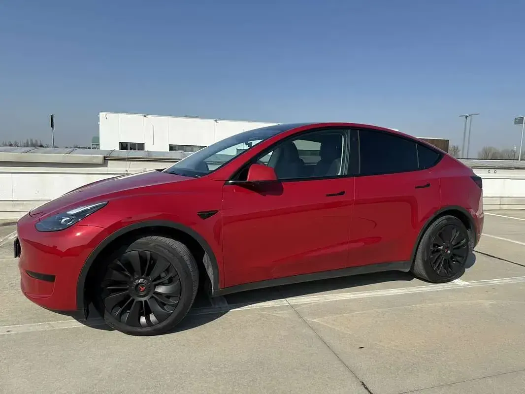 Usata Tesla Model Y RWD 219 kW (299 CV) 2023 Rosso SUV