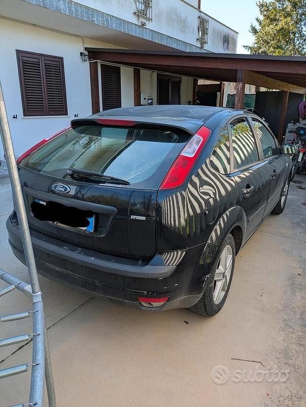 Usata Ford Focus 90 CV (66 kW) 2006 Nero Berlina