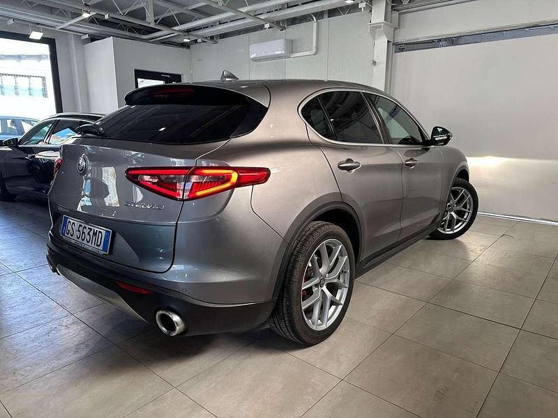 Usata Alfa Romeo Stelvio Executive 209 CV (153 kW) 2019 Argento scuro SUV