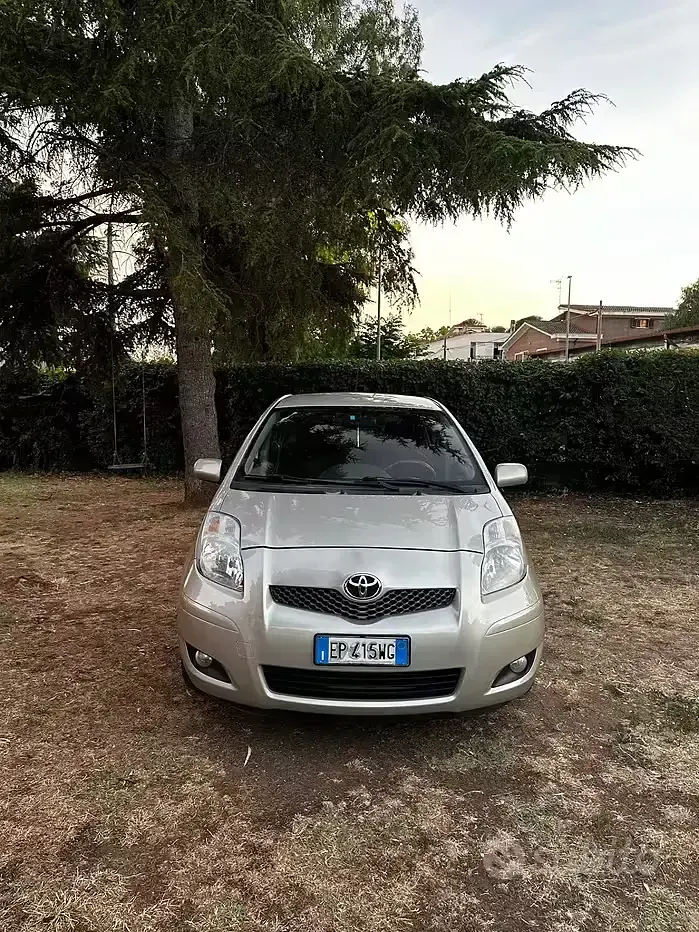Usata Toyota Yaris Sol 100 CV (73 kW) 2011 Utilitaria