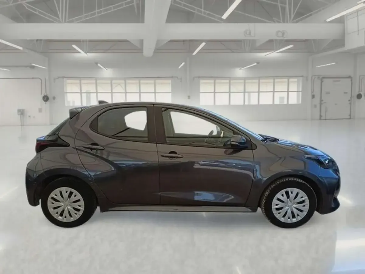 Usata Toyota Yaris Hybrid Business Edition 92 CV (67 kW) 2023 Grigio Berlina