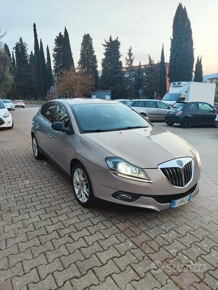 Usata Lancia Delta 120 CV (88 kW) 2010 Grigio Utilitaria