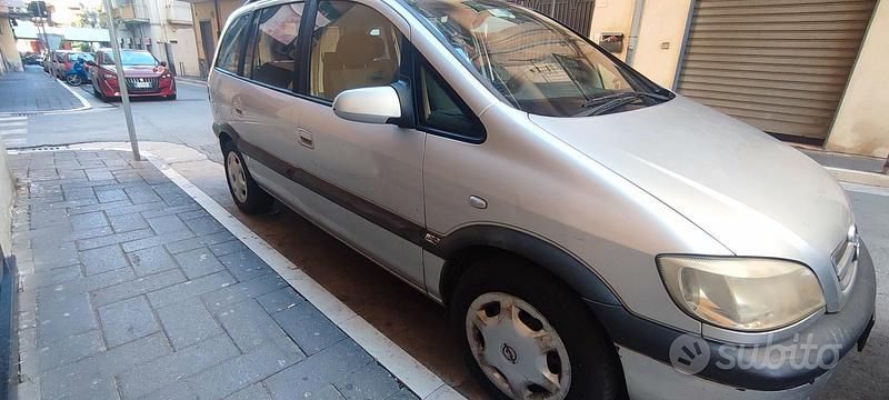Usata Opel Zafira 2004 Grigio Monovolume