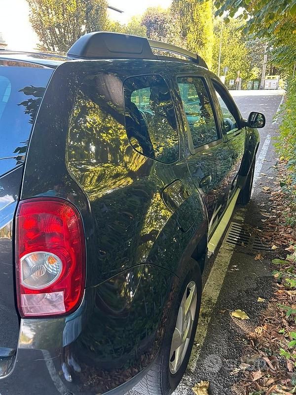 Nero Usata 2010 Dacia Duster Tre volumi | 3900 € (Buon prezzo) - Immagine 1/4