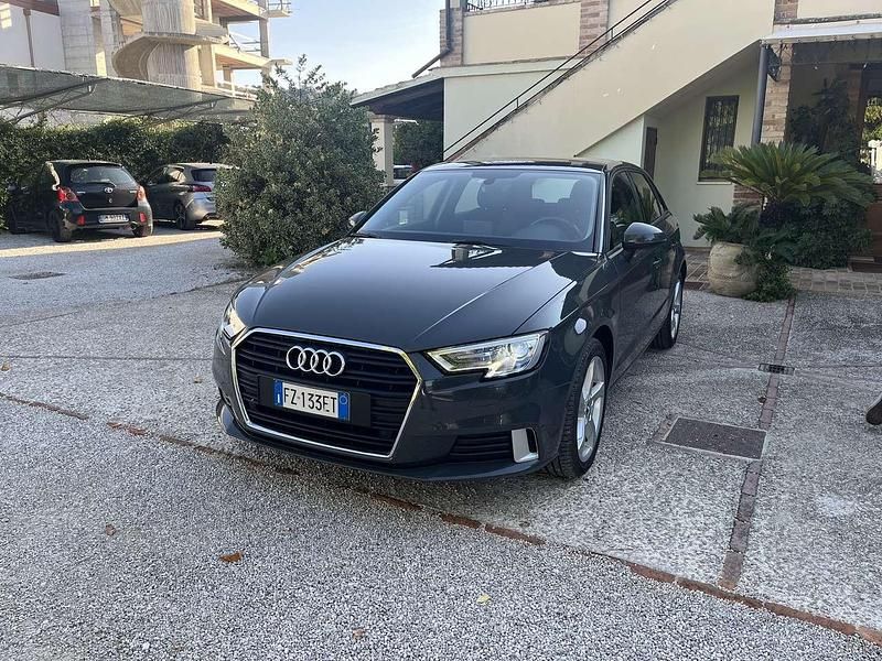 Grigio Usata 2020 Audi A3 Sport Tre volumi | 18.500 € (Super prezzo) - Immagine 1/4