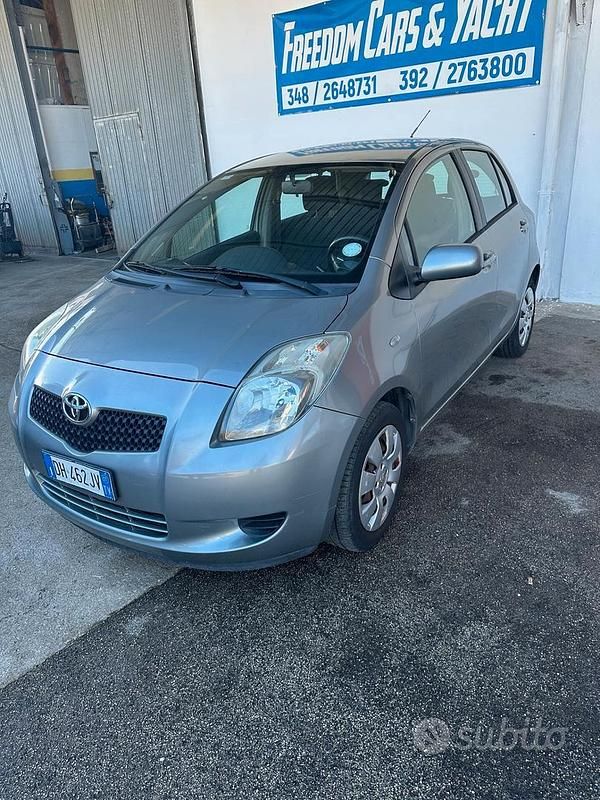Usata Toyota Yaris 84 CV (61 kW) 2007 Grigio Utilitaria