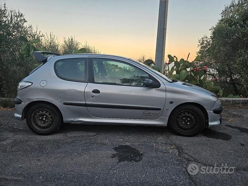 Usata Peugeot 206 75 CV (55 kW) 2002 Grigio Utilitaria