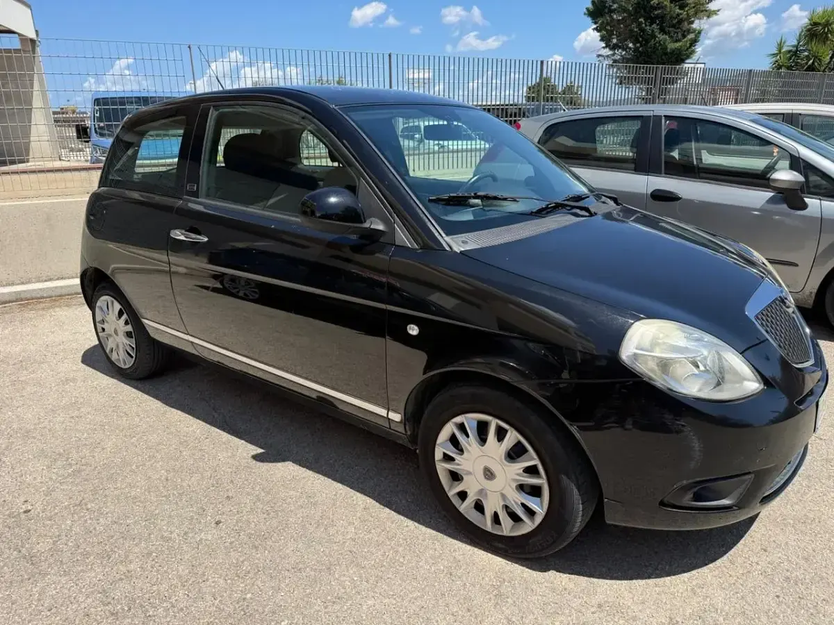 Usata Lancia Ypsilon 75 CV (55 kW) 2011 Nero Utilitaria