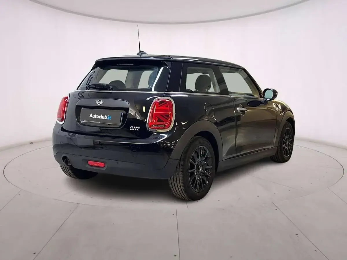 Usata Mini ONE 75 CV (55 kW) 2021 Midnight black Utilitaria