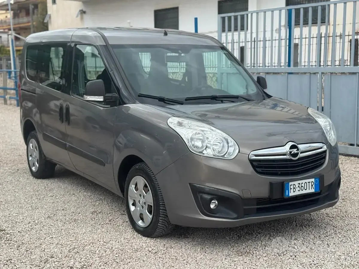 Usata Opel Combo 105 CV (77 kW) 2016 Grigio Monovolume