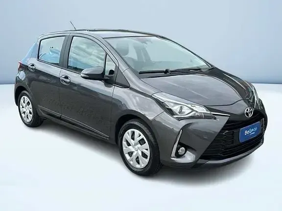 Usata Toyota Yaris Active 111 CV (81 kW) 2019 Grigio Berlina