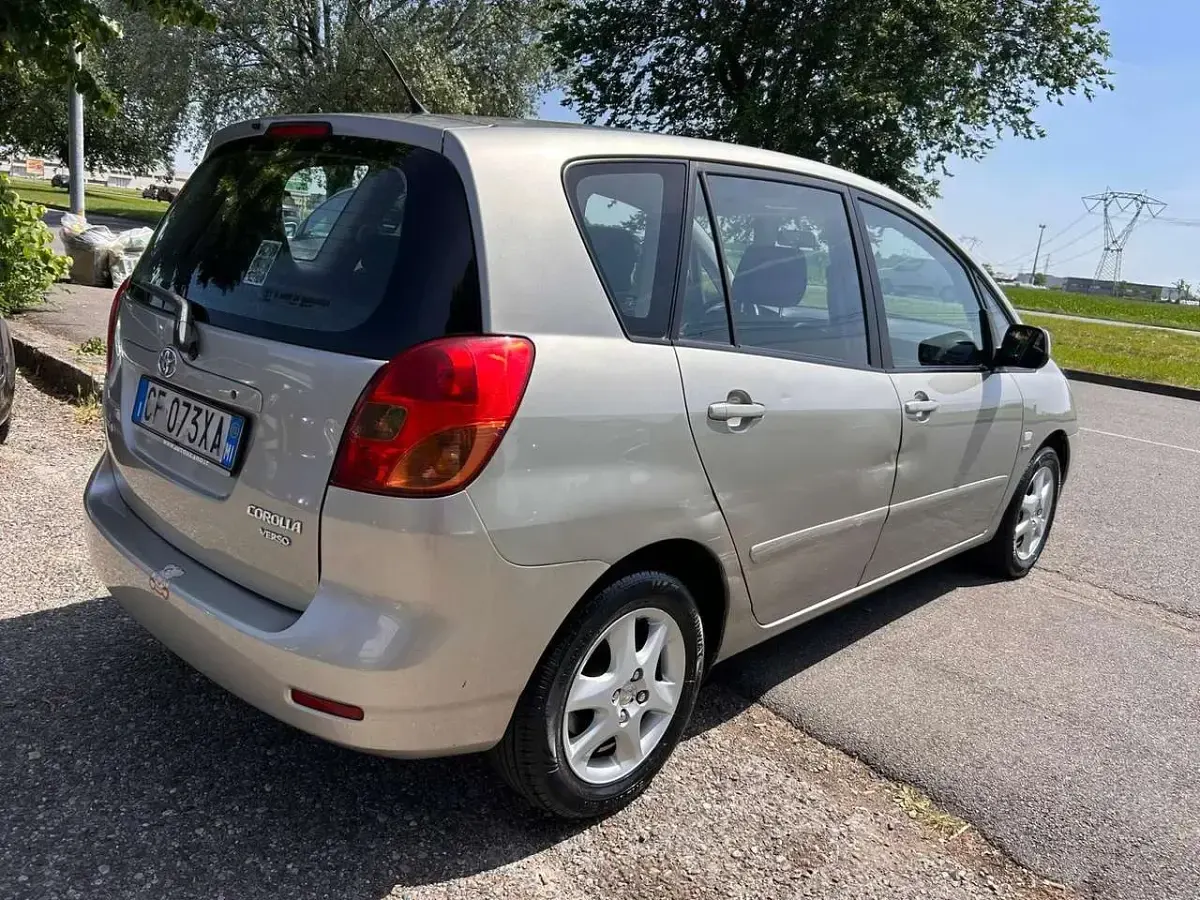 Usata Toyota Corolla Verso 110 CV (80 kW) 2003 Bronzo Monovolume
