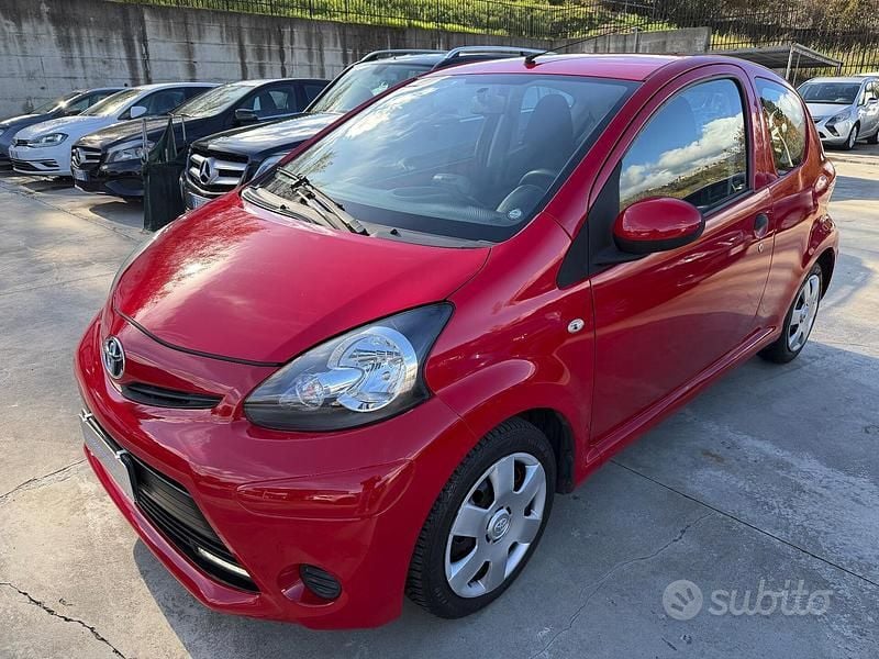 Rosso Usata 2013 Toyota Aygo Connect Style Due volumi | 4300 € (Buon prezzo) - Immagine 1/4