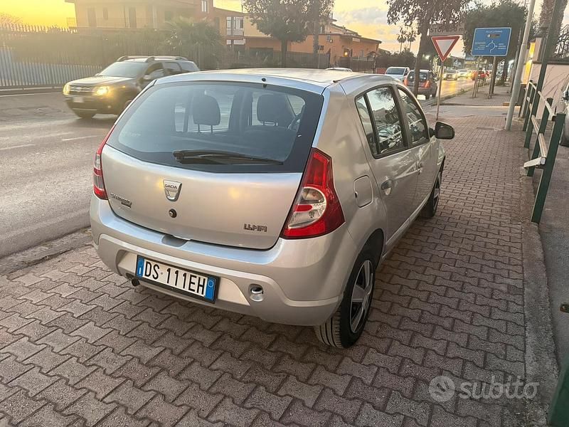 Usata Dacia Sandero Lauréate 75 CV (55 kW) 2009 Berlina