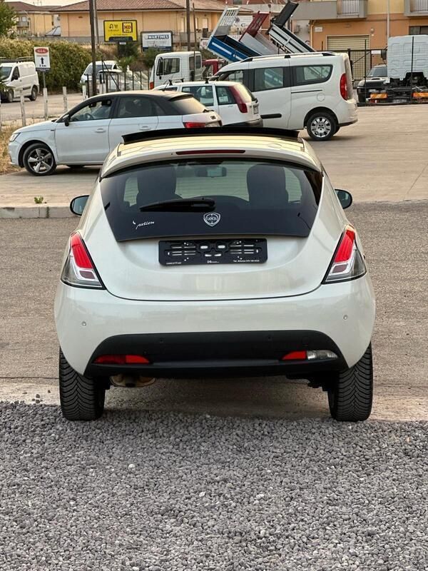 Usata Lancia Ypsilon Platinum 95 CV (69 kW) 2011 Bianco Utilitaria