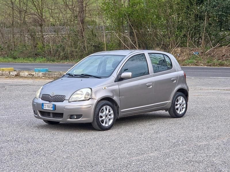 Usata Toyota Yaris Sol 65 CV (47 kW) 2004 Marrone Berlina