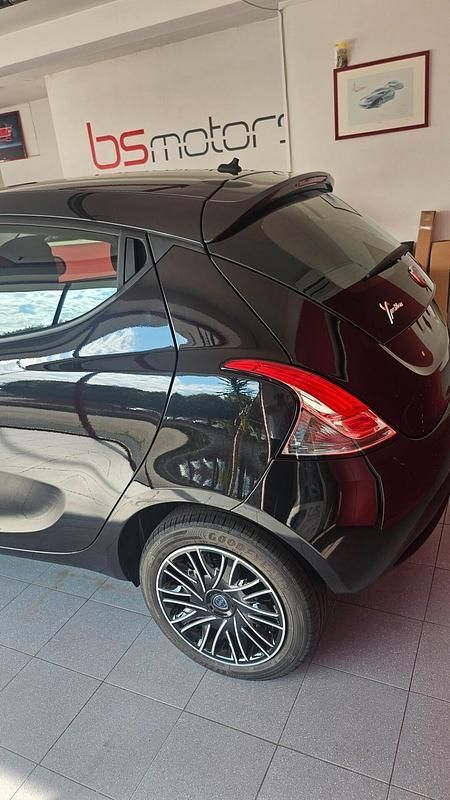 Usata Lancia Ypsilon Gold 69 CV (50 kW) 2023 Nero Utilitaria