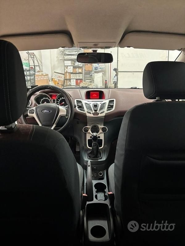 Usata Ford Fiesta Titanium 97 CV (71 kW) 2009 Bianco Berlina