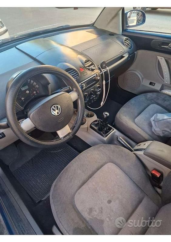 Usata VW New Beetle 105 CV (77 kW) 2004 Blu Utilitaria