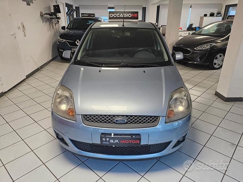 Usata Ford Fiesta Ghia 68 CV (50 kW) 2006 Blu Utilitaria